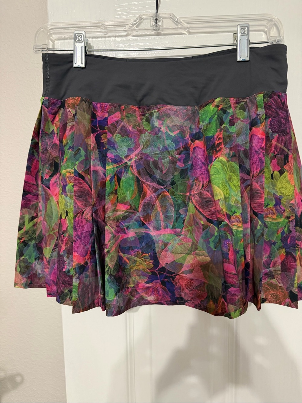Lululemon side pleat skirt, Multicolor Floral Skirt, Black Waistband size 6
